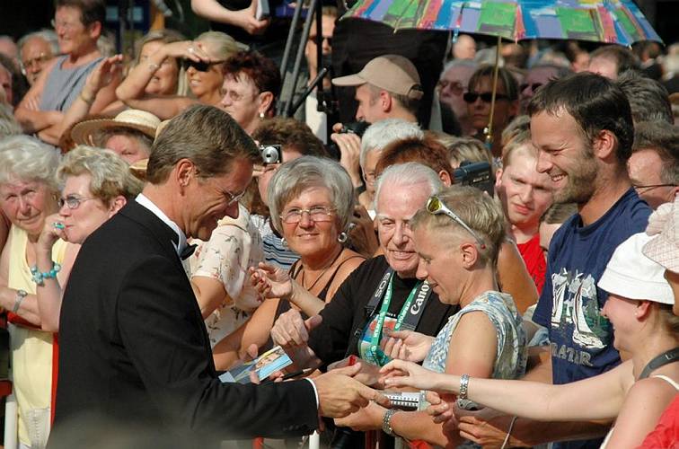 FDP-Chef Guido Westerwelle verteilt Autogramme