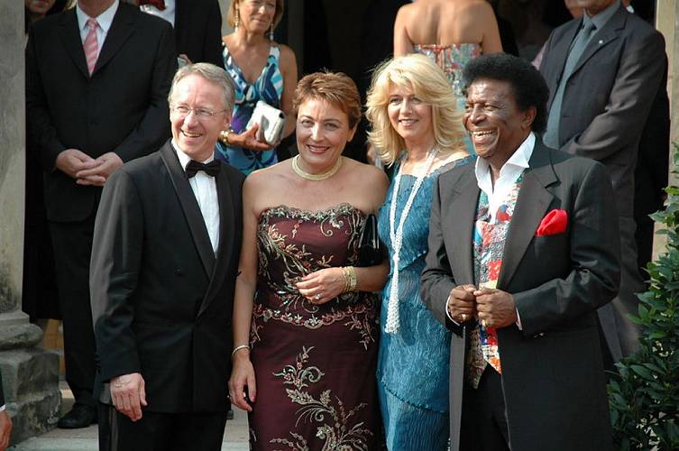 Roberto Blanco mit dem Ehepaar Schnappauf